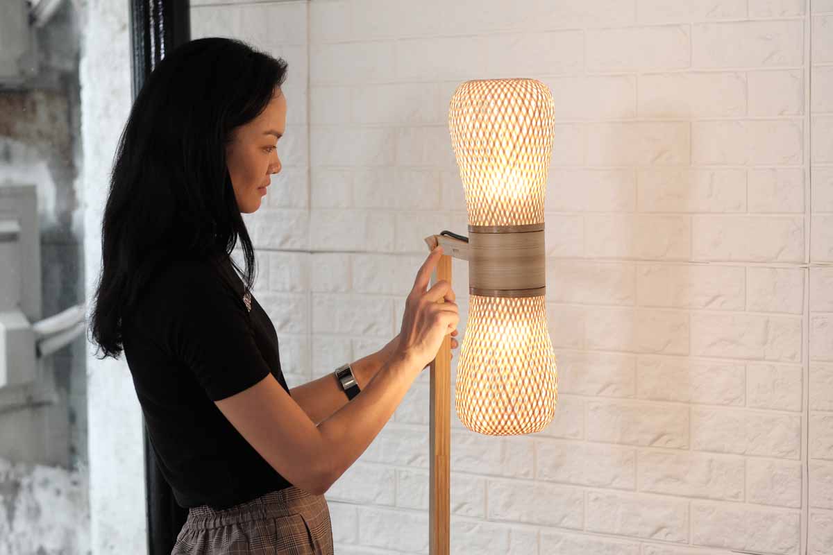 Kelly Tandiono mencoba produk lampu dari Mohoi